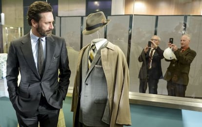 Jon Hamm, con uno de los modelos que lleva en la serie y que están en el the Smithsonian Museum.