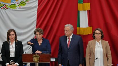 Delfina Gómez junto a López Obrador durante su toma de protesta, el 14 de septiembre en Toluca (Estado de México).