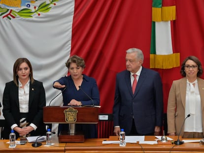 Delfina Gómez junto a López Obrador durante su toma de protesta, el 14 de septiembre en Toluca (Estado de México).