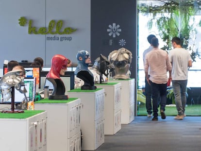 Bustos de superhéroes y otros personajes del cine de ciencia ficción decoran las oficinas de Hello Media Group en la Torre Europa de Madrid.