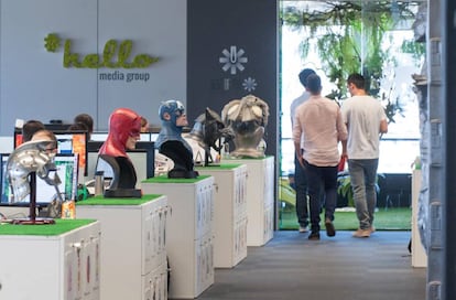 Bustos de superhéroes y otros personajes del cine de ciencia ficción decoran las oficinas de Hello Media Group en la Torre Europa de Madrid.