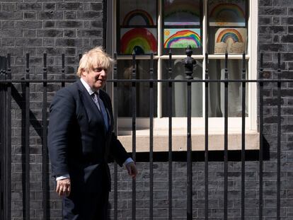 El primer ministro del Reino Unido, Boris Johnson, este viernes enfrente de su residencia en Downing Street.