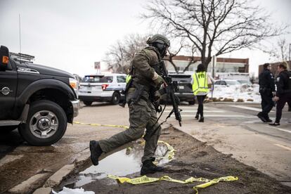 La ciudad de Boulder, de cerca de 100.000 habitantes, es la sede de la Universidad de Colorado y está a 40 kilómetros al noroeste de Denver, la capital del Estado.