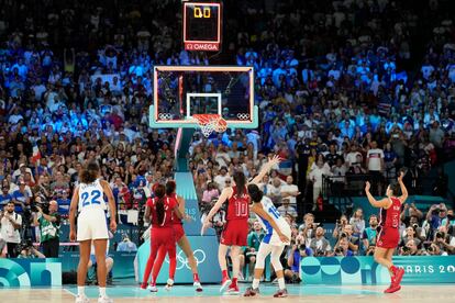 El tiro de Gabby Williams en la última acción de la final femenina entre Francia y Estados Unidos.