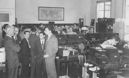 Trabajadores del cable (a la izquierda, Roderick Price Mann) en la oficina de la Eastern Telegraph Company en Vigo