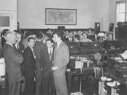 Trabajadores del cable (a la izquierda, Roderick Price Mann) en la oficina de la Eastern Telegraph Company en Vigo