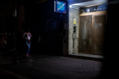 El barrio de Constitución es uno de los epicentros de la oferta sexual en Buenos Aires. Las mujeres se colocan por esquinas, cada calle tiene su dueño y su precio.