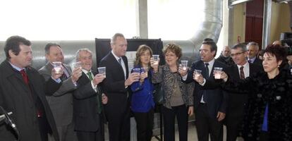 El presidente del Consell, Alberto Fabra, brinda con agua de la potabilizadora de Alzira.