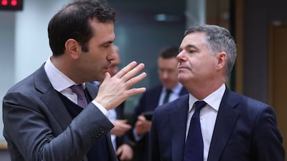 El ministro de Economía español, Carlos Cuerpo, habla con el presidente del Eurogrupo y ministro de Finanzas irlandés, Paschal Donohoe.