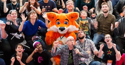 Asistentes a la edici&oacute;n 2016 del MozFest junto a la mascota de la compa&ntilde;&iacute;a.