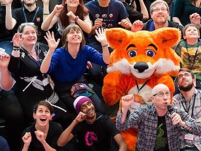 Asistentes a la edici&oacute;n 2016 del MozFest junto a la mascota de la compa&ntilde;&iacute;a.