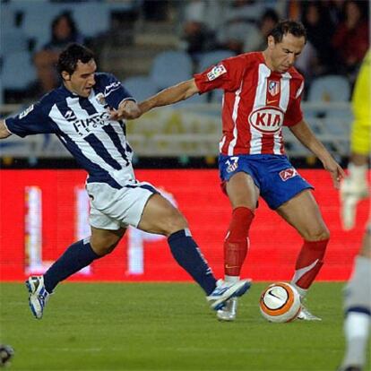 Martín Petrov lucha un balón con  Daniel Cifuentes de la Real Sociedad.