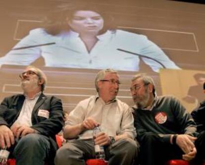 El secretario general de UGT, Cándido Méndez (d); el de CC.OO, Ignacio Fernández Toxo (c) y el secretario de CC.OO de Galicia, Xosé Manuel Sánchez (i), el pasado mes de marzo en la asamblea que los sindicatos celebraron en Santiago para preparar la huelga general. EFE/Archivo