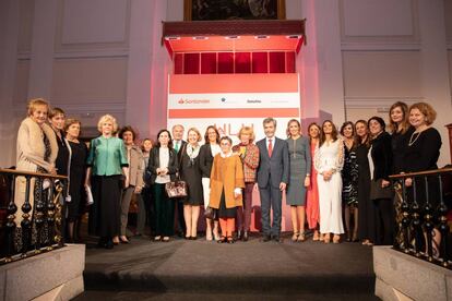 Foto de las galardonadas en los Premios Women in a Legal World, junto con los miembros del jurado.