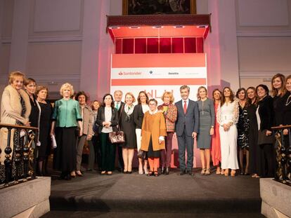 Foto de las galardonadas en los Premios Women in a Legal World, junto con los miembros del jurado.