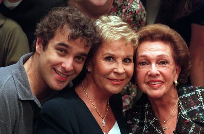 Luis Merlo, Lina Morgan y Amparo Rivelles en la presentación de la serie de televisión 'Una de dos', en 1998.