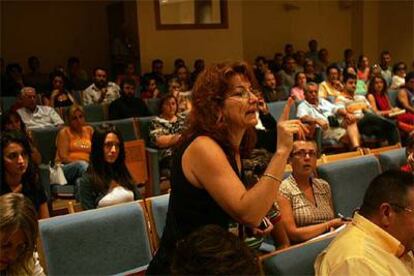 La hermana de una de las víctimas del accidente de metro de Valencia interviene, ayer, en la asamblea realizada en Torrent.