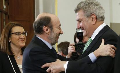 Rubalcaba saluda al presidente del Congreso, Jesús Posada.