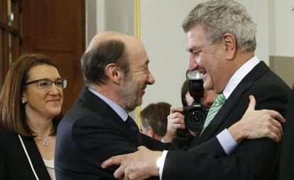 Rubalcaba saluda al presidente del Congreso, Jes&uacute;s Posada.