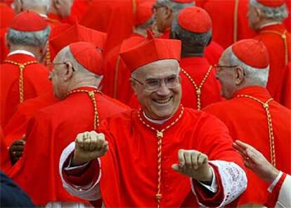 El recién nombrado cardenal italiano Tarcisio Bertone, tras el Consistorio celebrado en la plaza de San Pedro.