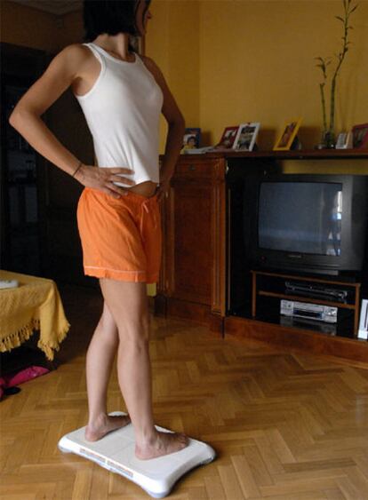 Lidia, quemando calorías con la Wii Fit.