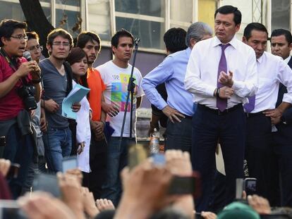 Osorio Chong con los estudiantes, este martes