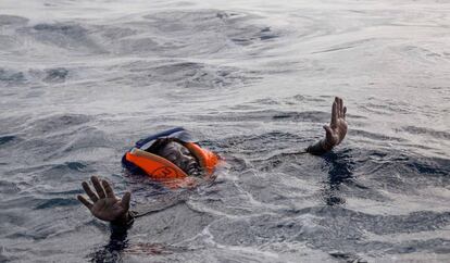 Un migrante intenta alcanzar el barco de la ONG Sea-Watch en el Mediterr&aacute;neo central el pasado 6 de noviembre. 