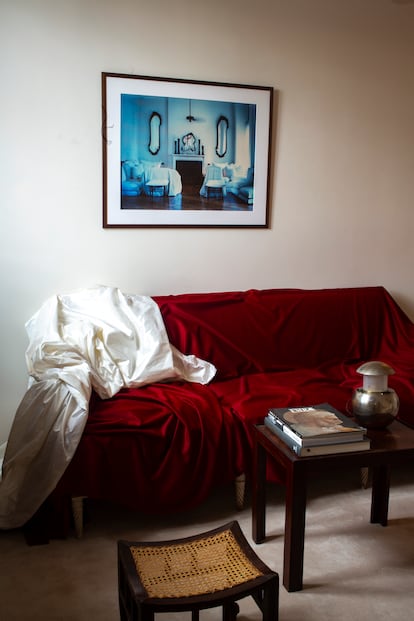 Sofá de André Carlhian cubierto de tejido de cachemir de loro piana, mesa de Jean-Michel Frank, lámpara de los años treinta, taburete de finales del siglo XIX y fotografía de Dominique Nabokov.
