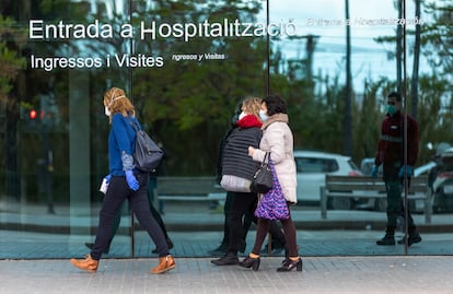 Personal médico, ambulancias y pacientes en el Hospital de la Fe de Valencia