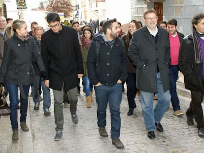 Ximo Puig, segundo por la izquierda, este s&aacute;bado en Morella.