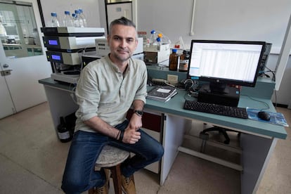 El Dr. Max Chavarría en la los laboratorios de la Universidad de Costa Rica. Chavarría dirige la investigación entorno al microbioma que se desarrolla en el pelaje de los perezosos. 