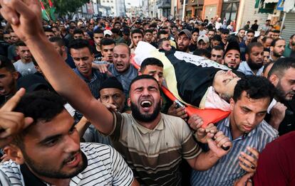 Palestinos llevan el cuerpo de una de las víctimas del ataque aéreo.
