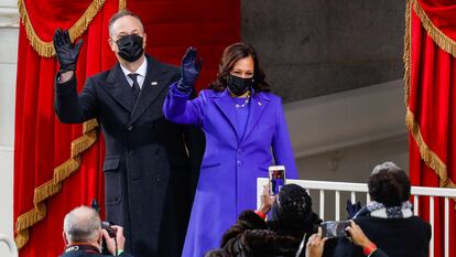 Doug Emhoff y la vicepresidenta electa, Kamala Harris, llegan del acto de su toma de posesión, este miércoles en Washington.