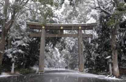 Puerta de acceso al templo Meiji de Tokio (Japón) durante una fuerte nevada. EFE/Archivo
