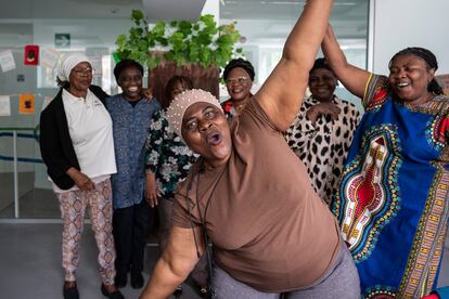 Agustine Tchouadjuen junto con el resto de participantes en una jornada de lectura de cuentos africanos, en Casa Bibi, en Madrid, el pasado abril.