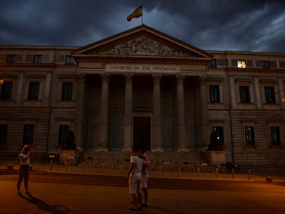 Fachada del Congreso de los Diputados sin iluminación, a 2 de agosto de 2022, en Madrid.