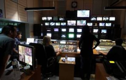 Empleados de la estación de televisión y radio pública ERT permanecen en la sede de la entidad en Atenas.