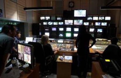 Empleados de la estación de televisión y radio pública ERT permanecen en la sede de la entidad en Atenas.