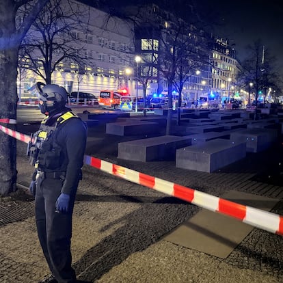 A police German police officer guards the Holocaust Memorial following a man was seriously injured in a stabbing near the U.S. Embassy in Berlin, Germany, February 21, 2025.   REUTERS/Matthias Baehr       TPX IMAGES OF THE DAY