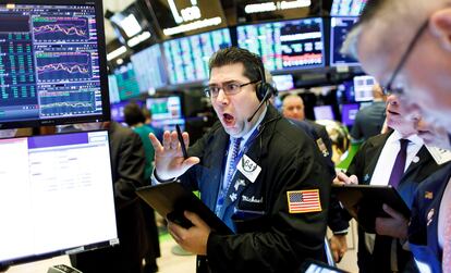 Agentes de Bolsa durante la sesión de este jueves en Wall Street.