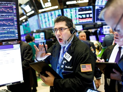 Agentes de Bolsa durante la sesión de este jueves en Wall Street.