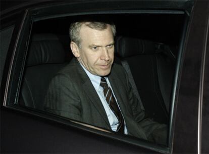 El primer ministro belga, Yves Leterme, a su salida del palacio Belvedere en Bruselas.