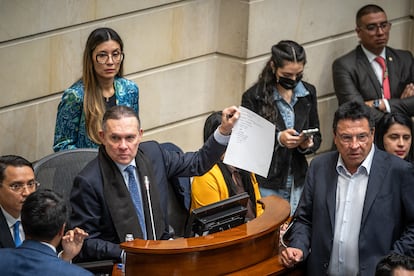 Efraín Cepeda, presidente del Senado, durante discusión de la consulta popular en el Senado de la República en Bogotá, el 14 de mayo.