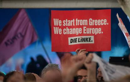 Un cartell dels seguidors del partit Syriza en què es llegeix 'Comenem a Grècia. Canviem Europa'.