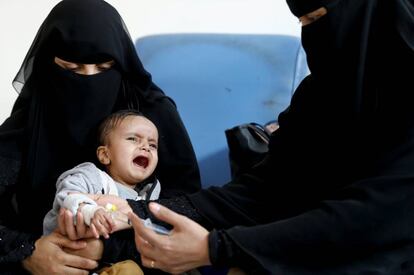 Un niño llora mientras le ponen una inyección en el Centro Nacional de Oncología de Sanaa (Yemen).