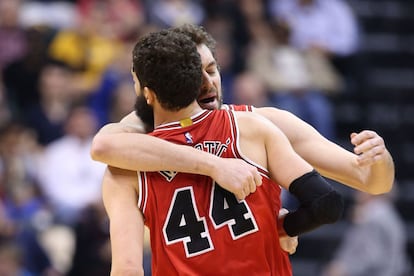 Pau Gasol felicita a Mirotic.