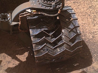 Agujero en una rueda del rover Curiosity de la NASA.