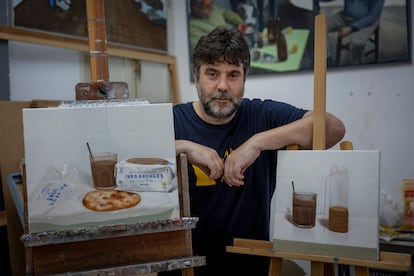 El artista Pepe Baena en su estudio de Cádiz, junto a dos de sus obras. 