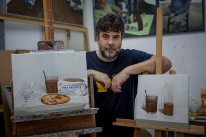 El artista Pepe Baena en su estudio de Cádiz, junto a dos de sus obras. 