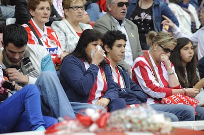 Varios seguidores del Sporting, durante el funeral por Preciado en El Molinón